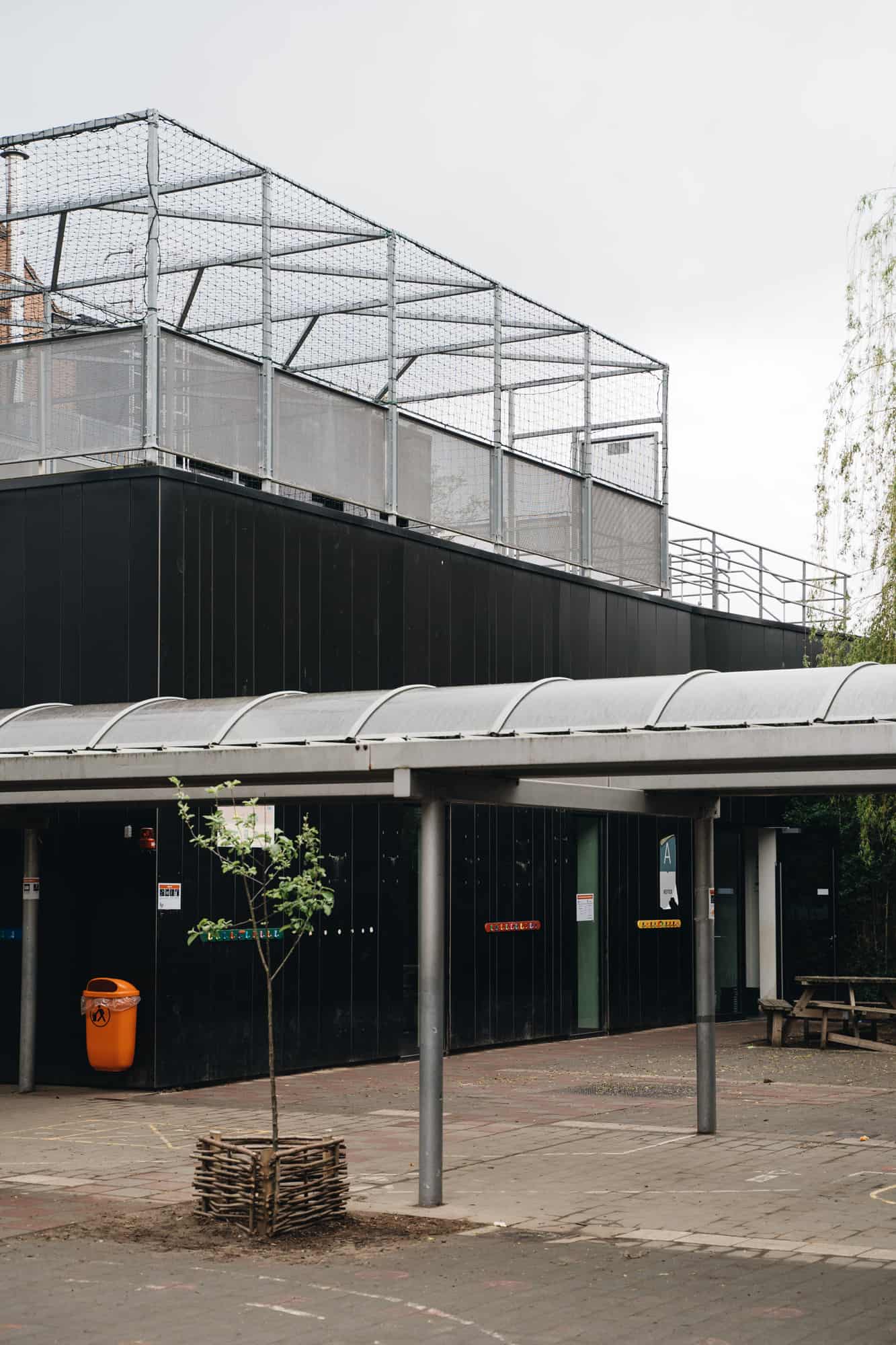 regenboog-basisschool-buroc-architecten-gent-voetbalkooi-speelplaats